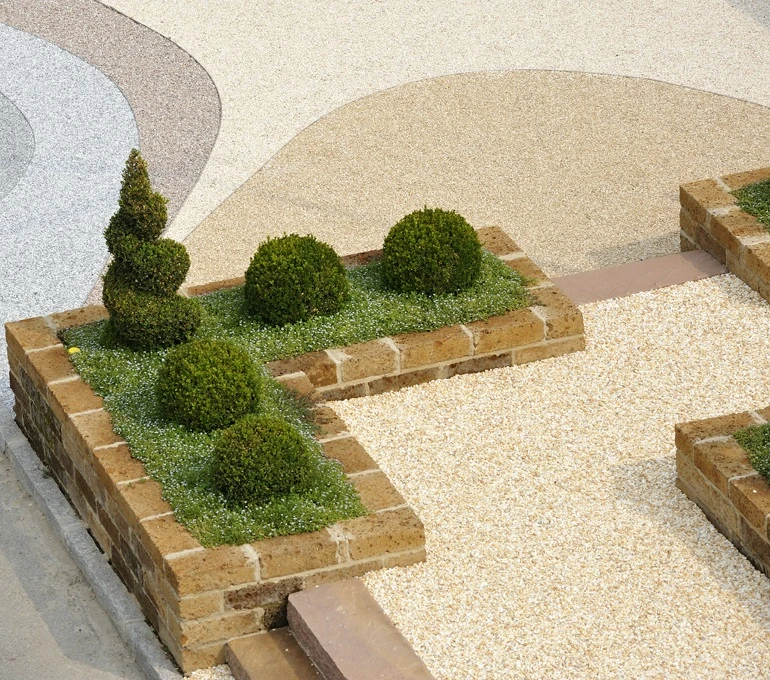 donice z tufu wulkanicznego w kolorze ciemnego karmelu z i z karmnikiem ościstym .webp